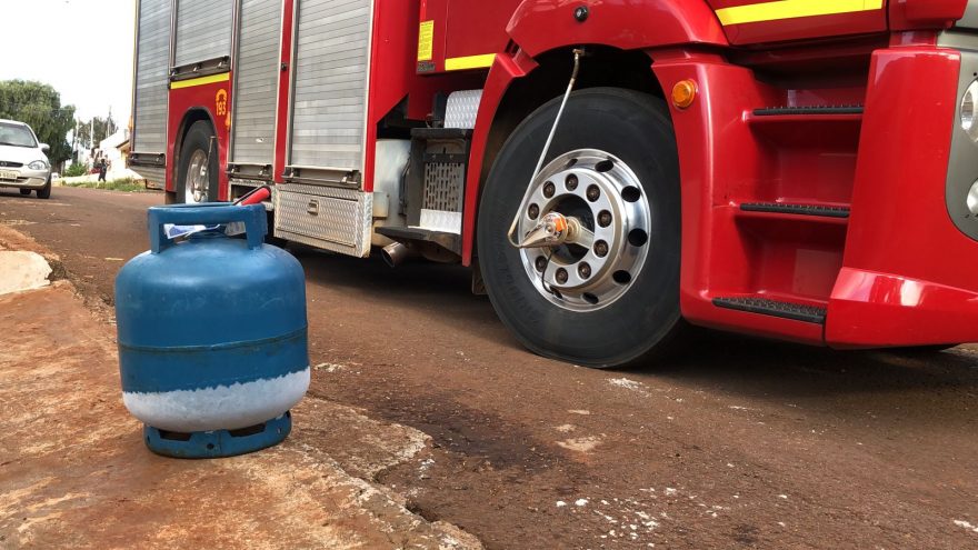 Válvula quebra e botijão começa a vazar gás no Bairro Floresta