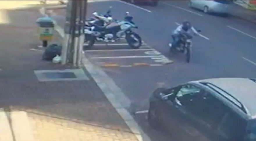 Câmeras registram ação de ladrão que furtou motocicleta na Rua Paraná