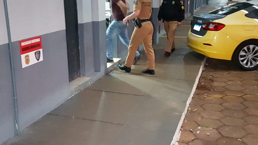 Homem com mandado de prisão em aberto por não pagamento de pensão alimentícia é preso pela PM
