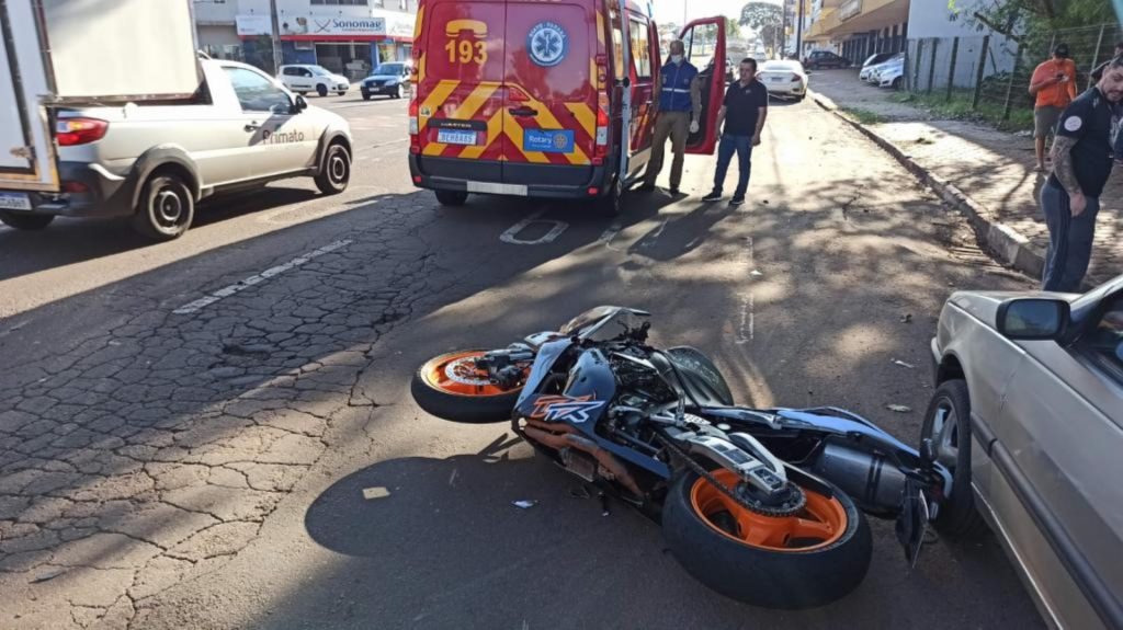 Com moto esportiva, homem fica ferido ao bater em traseira de carro