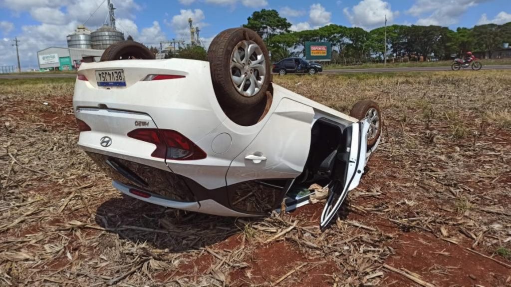 Casal de idosos fica ferido após carro capotar na BR-467 em Toledo