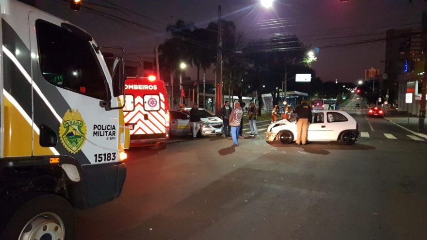Corsa e Ônix colidem em cruzamento e socorristas do Siate são acionados, no centro de Cascavel