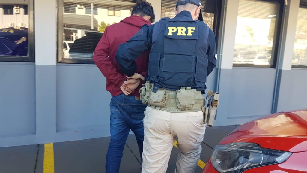 Jovem é detido pela PRF com carro carregado com maconha