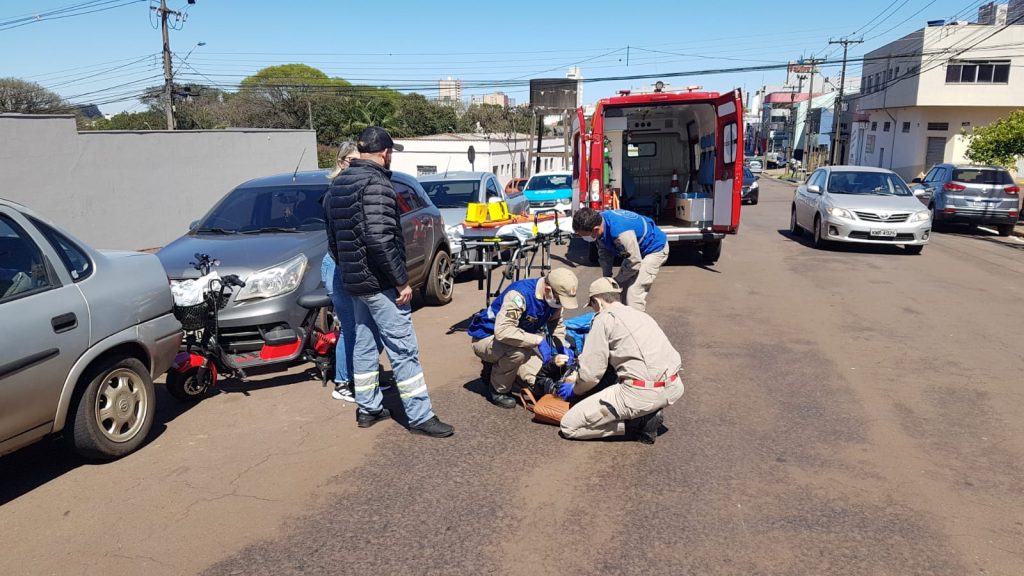 Condutor abre a porta do carro e mulher de motoneta não consegue evitar colisão, no Bairro São Cristóvão