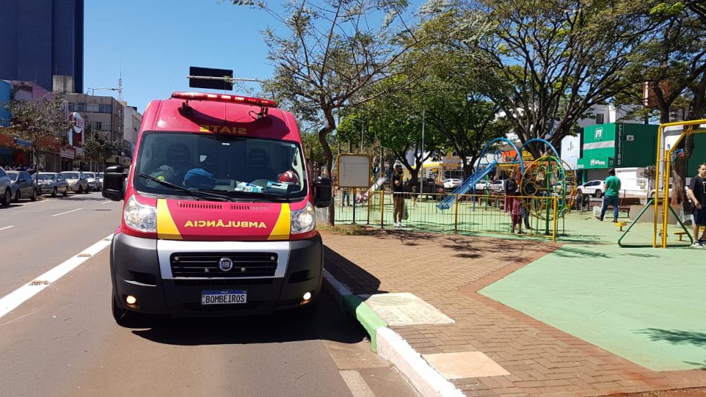 Menino de 7 anos é socorrido com contusão na cabeça em parquinho na Avenida Brasil