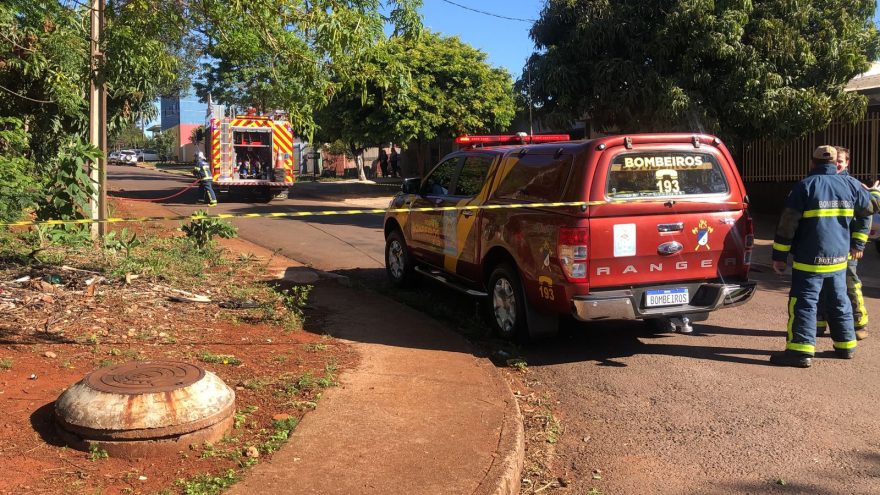 Incêndio em residência é combatido pelo Corpo de Bombeiros no Cascavel Velho