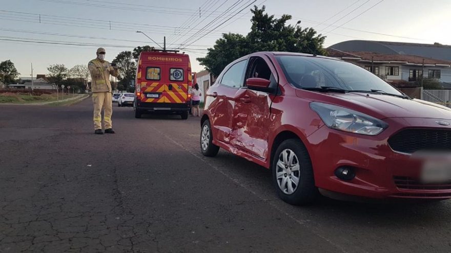 Renault Kwid e Ford Ka ficam danificados após colisão no Santo Onofre