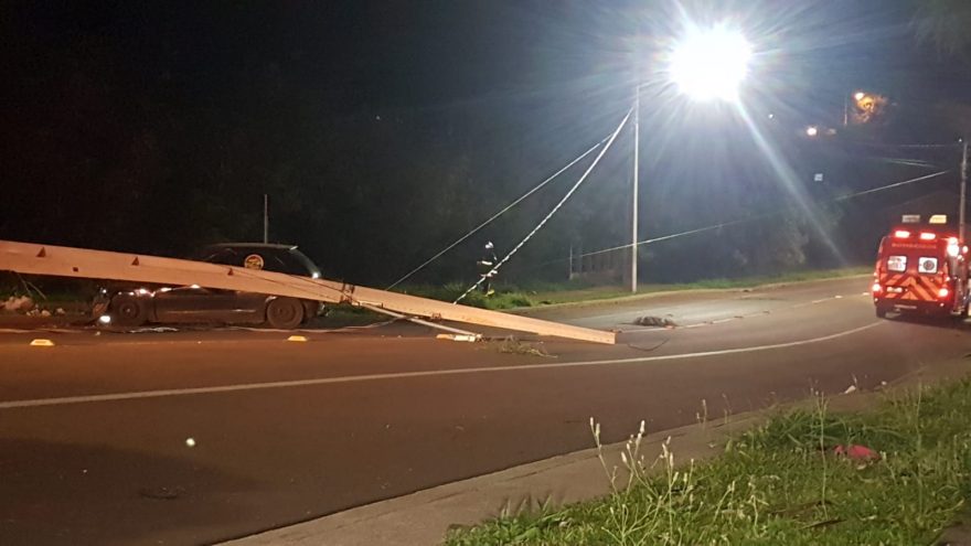 Poste fica destruído após ser atingido por carro no Bairro Claudete