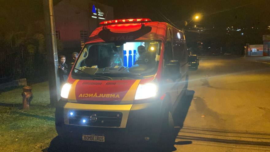 Ao desviar de carro que acessava estacionamento, motociclista sofre queda e fratura a perna