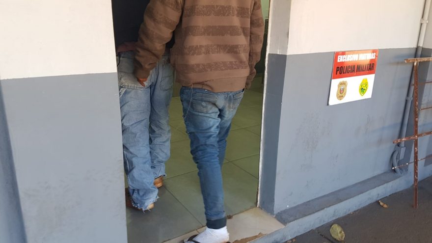 Dupla é detida pela PM após serem pegos furtando barracão, no Bairro Brasmadeira