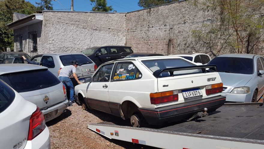 Veículo Gol com alerta de furto é recuperado após ser depenado