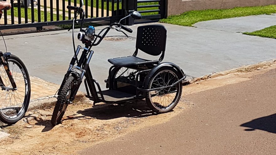 Mulher cai de triciclo e sofre escoriações nos braços no Bairro Esmeralda