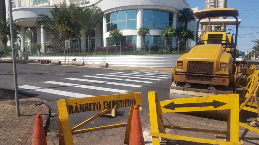 Atenção! Trânsito está impedido entre a Rua Carlos de Carvalho e Rua Rio de Janeiro