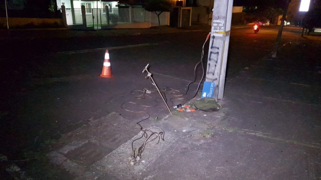 Rompimento de cabo de energia deixa escuridão em trecho da Rua Mato Grosso, no Centro