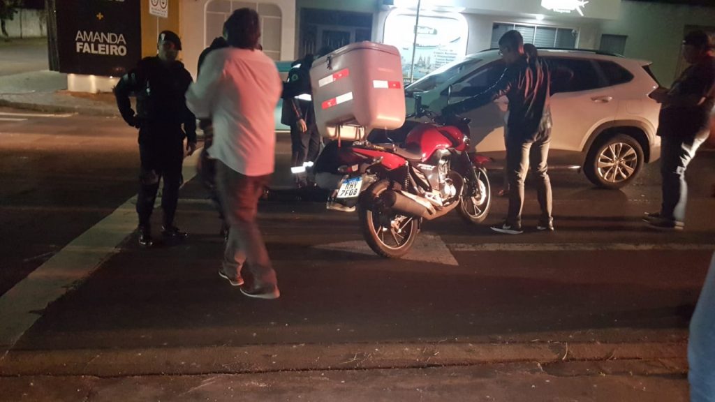 Carro e moto se envolvem em acidente de trânsito no Centro
