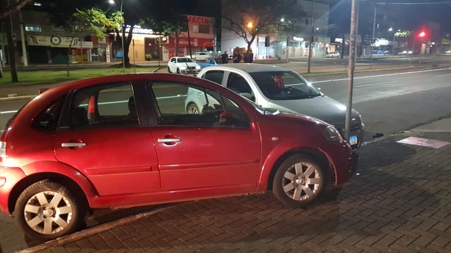 Colisão entre carros é registrada na Avenida Brasil, no Centro