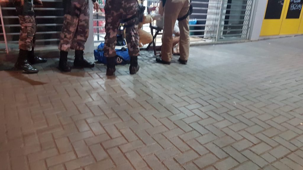 Rapaz é ferido por faca é socorrido pelo Siate na Rua Rio da Paz, no Jardim Nova Cidade