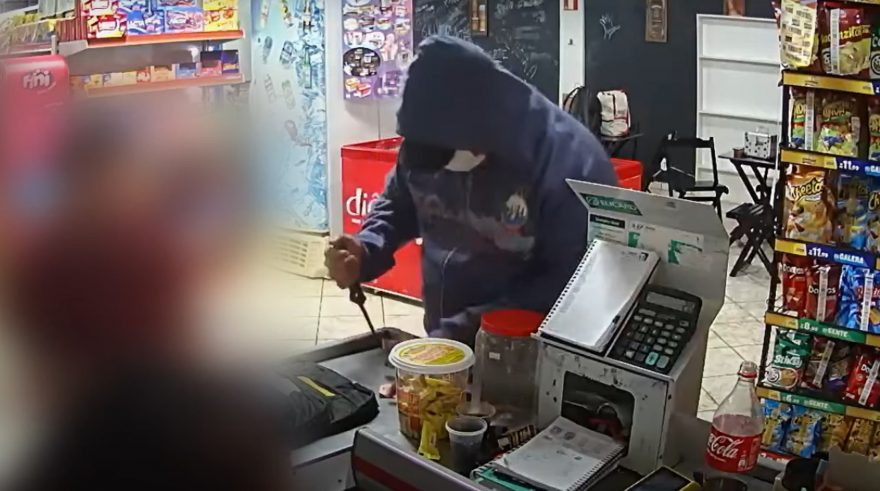 Câmera mostra ação de assaltante em mercado no Floresta; ladrão foi preso pela Rotam