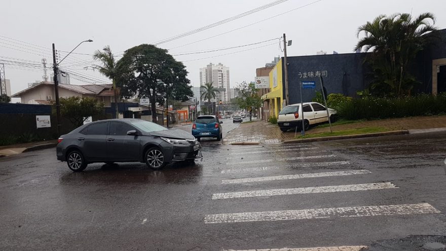 Palio vai parar em gramado de empresa após colisão com Corolla na Rua Recife, no Centro
