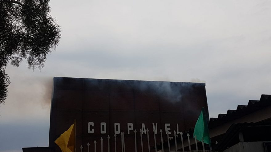 Corpo de Bombeiros combate incêndio na Coopavel