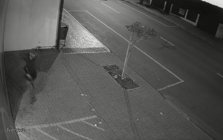 Vídeo mostra ladrão tentando arrombar farmácia na Região Norte de Cascavel