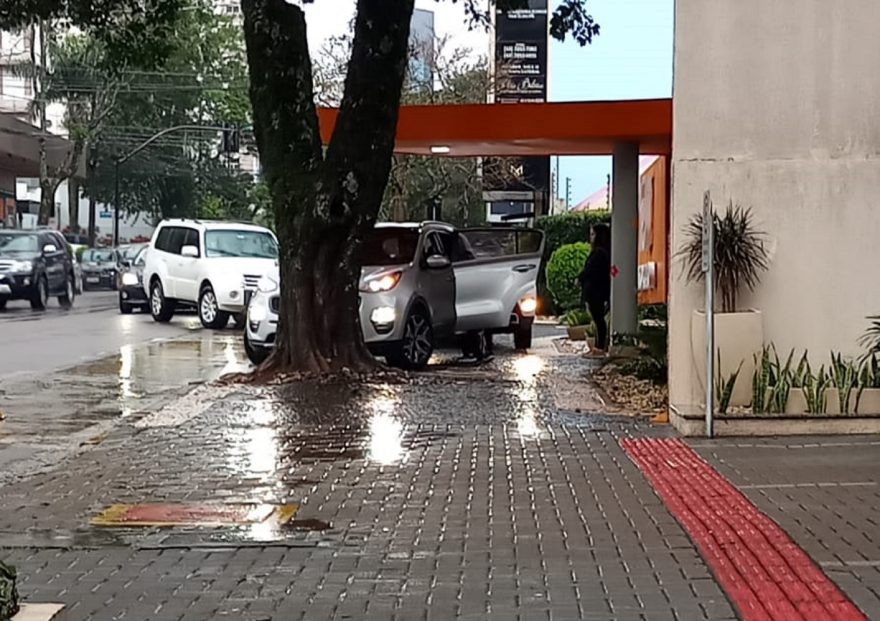 Internauta reclama de veículos que trafegam em calçada para deixarem ‘filhos’ embaixo de marquise de escola
