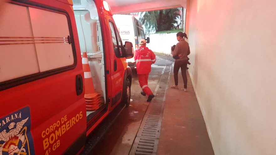 Menino de dois anos bate a cabeça após sofrer queda de plano elevado no Jardim Melissa