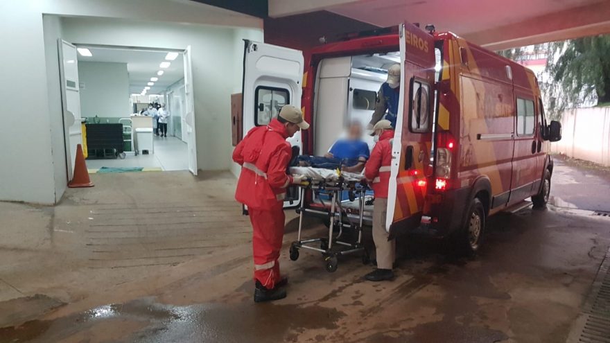 Adolescente fica ferido após sofrer uma queda dentro de mercado