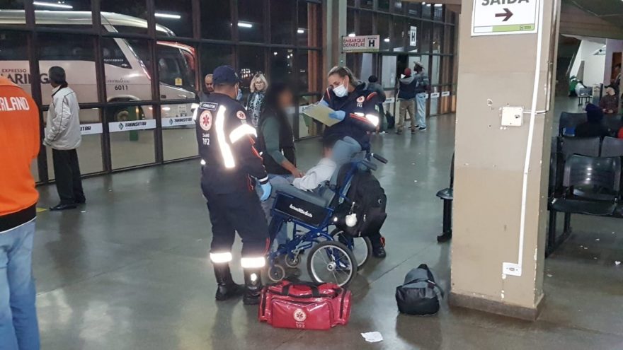 Adolescente prestes a embarcar em ônibus sofre crise convulsiva e é socorrido pelo SAMU na Rodoviária