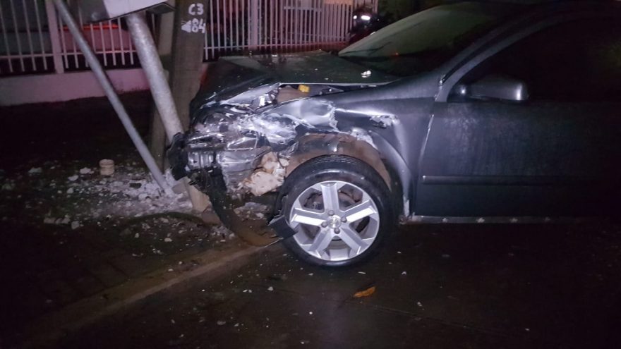 Carros ficam destruídos após colisão no Centro, um poste foi atingido