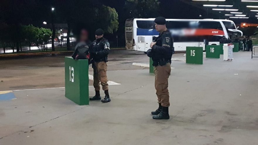 Cavalaria realiza fiscalização em ônibus de linha na Rodoviária de Cascavel