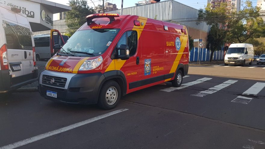 Mulher é atropelada por carro na Rua Rio Grande do Sul, no Centro