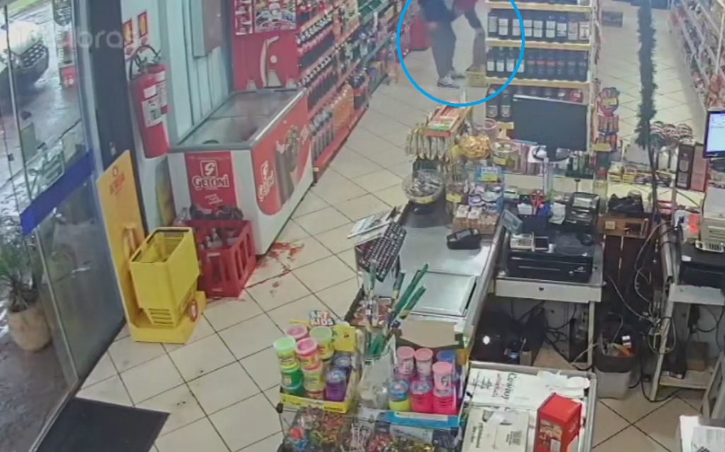 Homem é flagrado escondendo 4 kg de contrafilé nas calças, em mercado em Cascavel