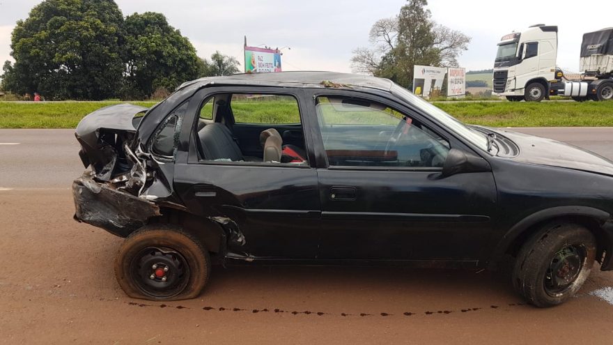 Corsa capota após colisão do utilitário na BR-467, em Cascavel