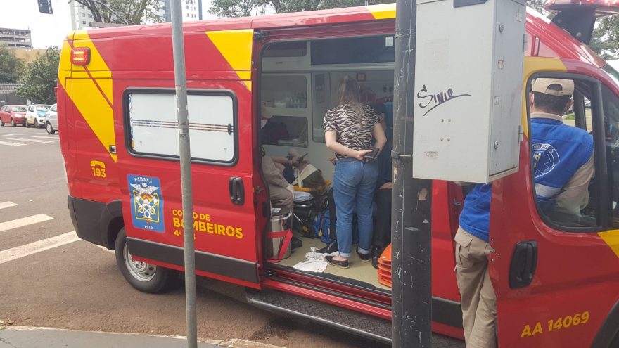 Pai e filha ficam feridos em colisão entre motos no Centro de Cascavel