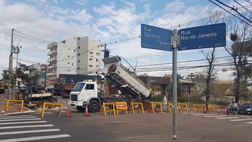 Trânsito está impedido entre a Rua Rio de Janeiro e Rua Carlos de Carvalho