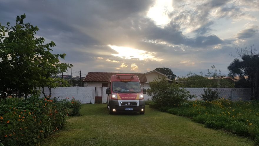 Idosa de 81 anos cai dentro de casa e sofre ferimentos na mão