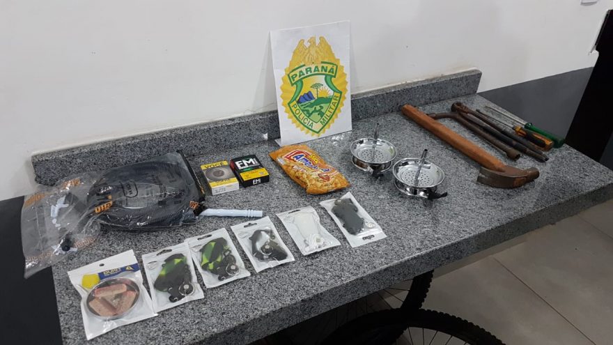 Homem furta tabacaria, é contido pelo dono e detido pela Polícia Militar, no Bairro Tarumã