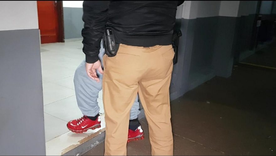 Homem é detido após agredir fisicamente a companheira no Bairro Santa Cruz