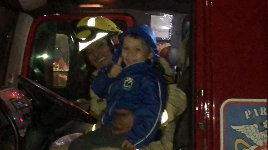 Fã dos Bombeiros, garotinho de 3 anos realiza sonho e sobe no caminhão ABTR