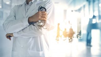 Falso médico que fraudava registro para universitários é preso no Rio