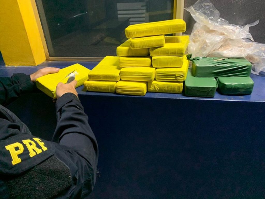 PRF apreende cocaína e crack escondido em carro em Santa Terezinha de Itaipu