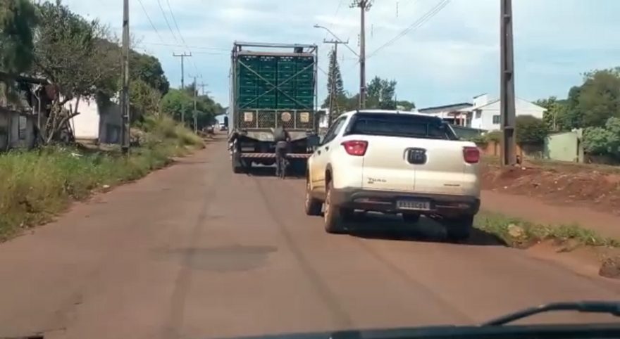 Semana do Trânsito: ciclista é flagrado pegando carona em caminhão na Av. Piquiri
