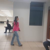 Imagem referente a Vitória de Oliveira, esposa de Gabriel e vítima de Adinei é ouvida no Fórum; réu presta depoimento por videoconferência