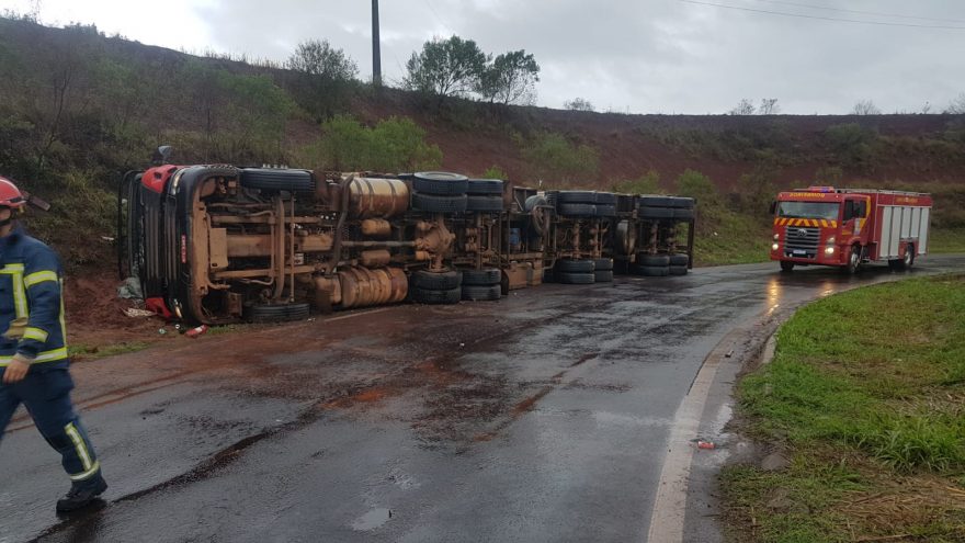 Caminhão tomba no Contorno Oeste e Corpo de Bombeiros é mobilizado à ocorrência
