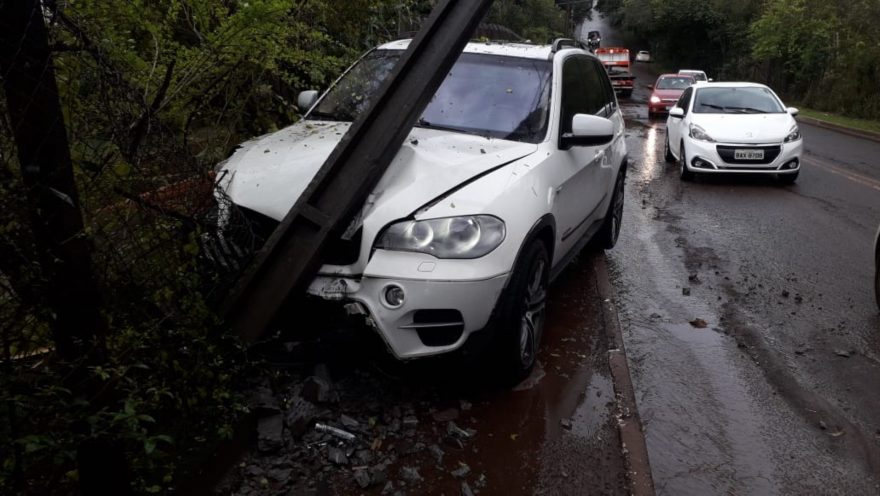 BMW derruba poste após colisão na Rua Jacarezinho, na Região do Lago