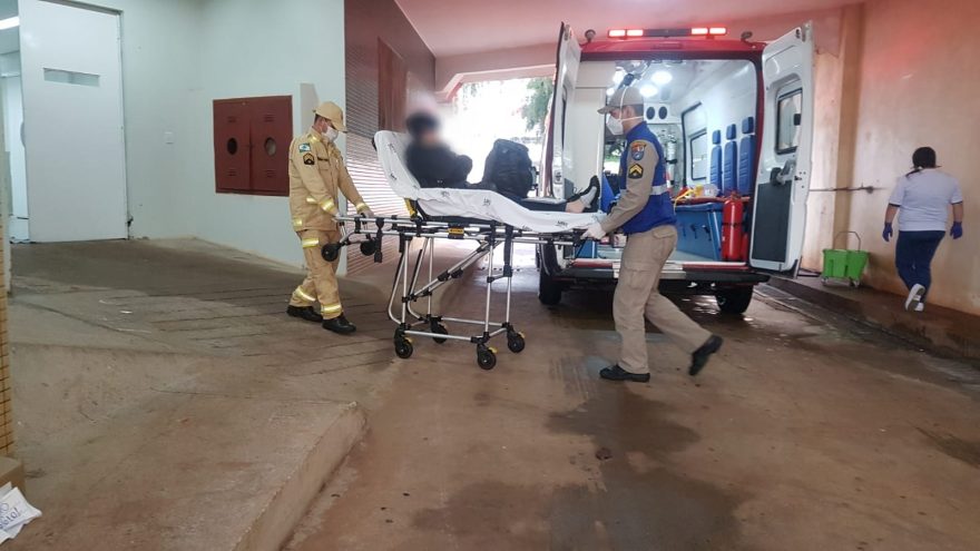 Mulher sofre queda e é socorrida pelo Siate no Bairro Santo Onofre