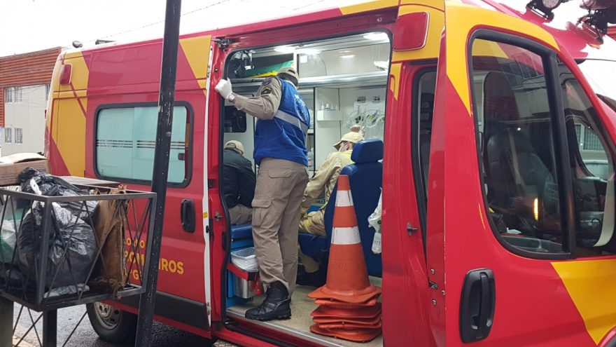 Homem sofre queda e é socorrido pelo Corpo de Bombeiros