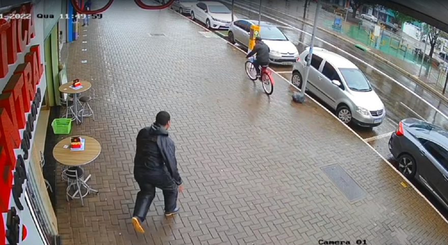 Câmera de monitoramento flagra furto de bicicleta na Av. Brasil, no Centro
