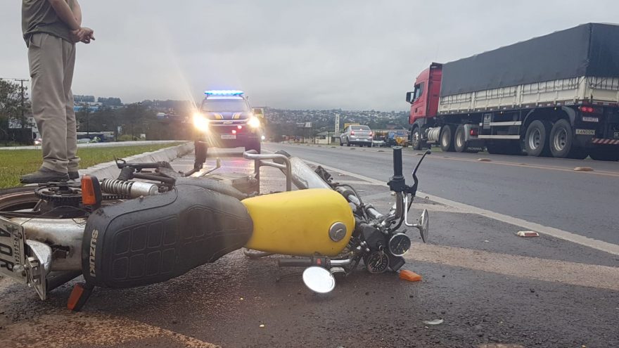 Acidente entre moto e caminhão deixa homem ferido na BR-277